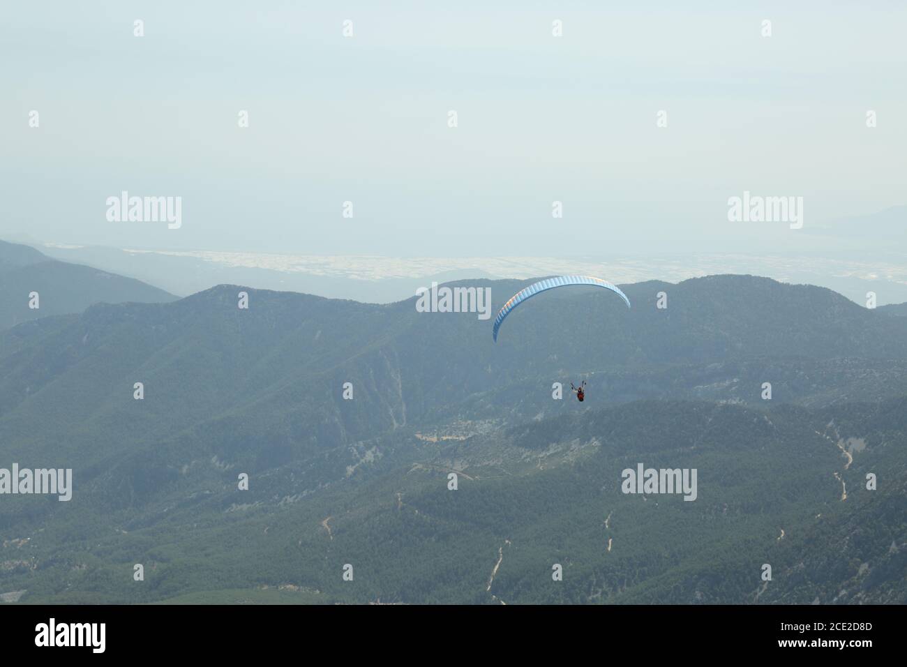 Paracadutismo dalla montagna hgih con estrema adrenalina nel nebbio aria Foto Stock