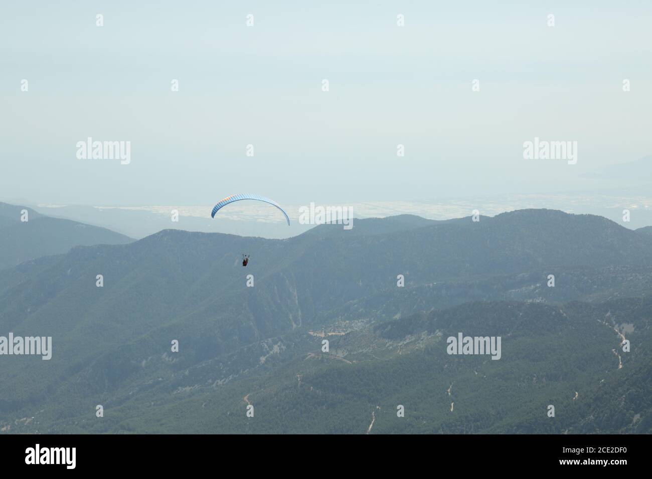 Paracadutismo dalla montagna hgih con estrema adrenalina nel nebbio aria Foto Stock