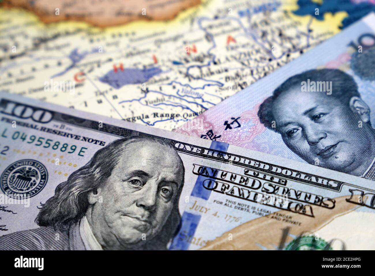 In dollari US e yuan cinese sulla mappa della Cina. Guerra commerciale tra Stati Uniti e Cina, sanzioni economiche Foto Stock