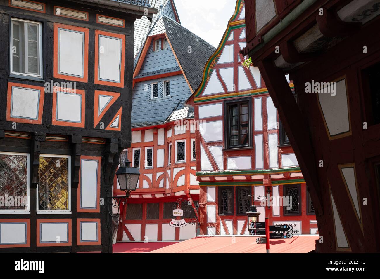 Limburg an der lahn, Assia, Germania - tradizionali edifici a graticcio dipinti di rosso e bianco Foto Stock
