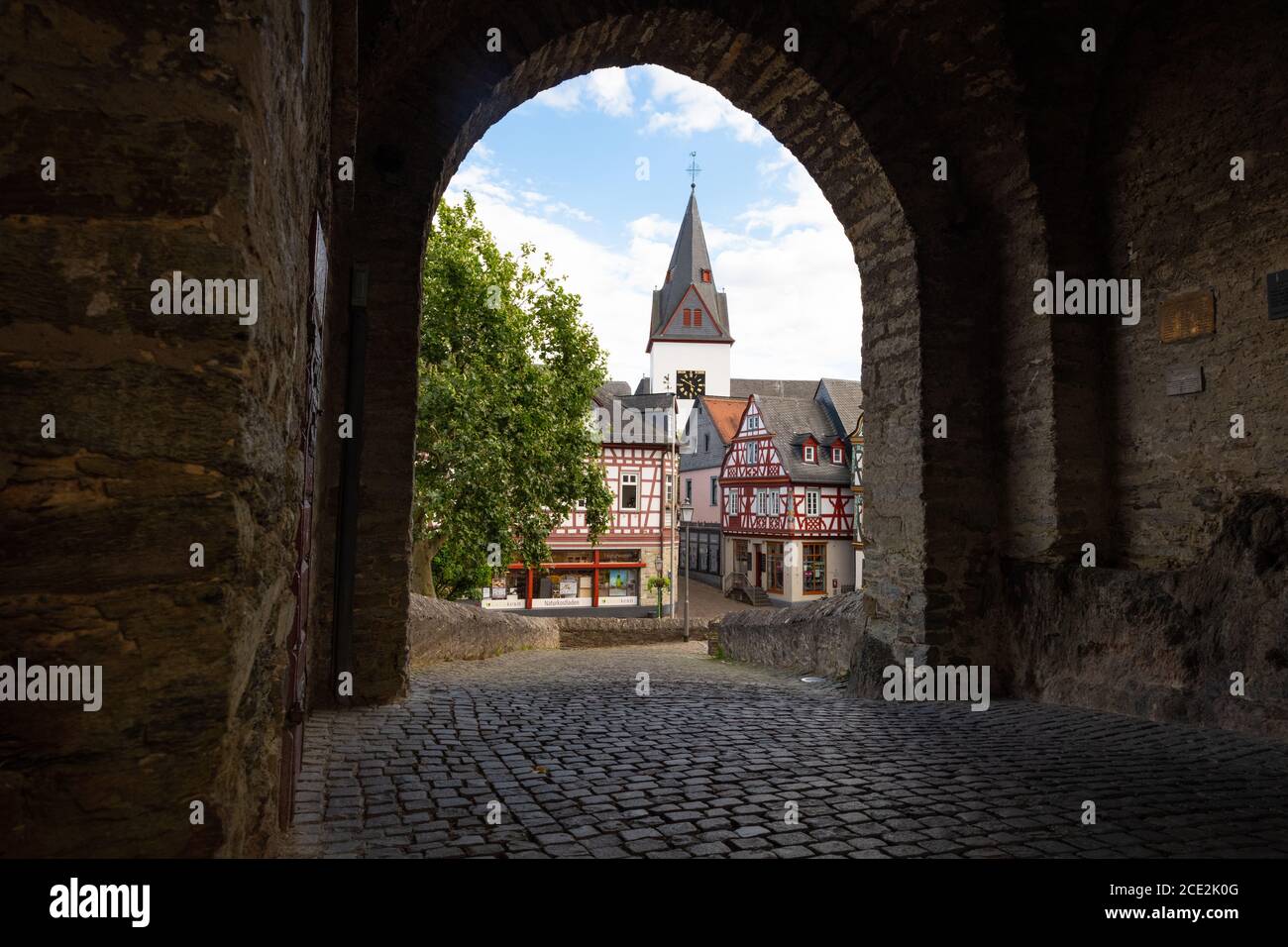 Idstein - Chiesa dell'Unione e edifici a graticcio intorno a Konig-Adolf-Platz piazza del mercato incorniciata dall'arco della casa di Gatewhouse, Idstein, Assia, Germania Foto Stock