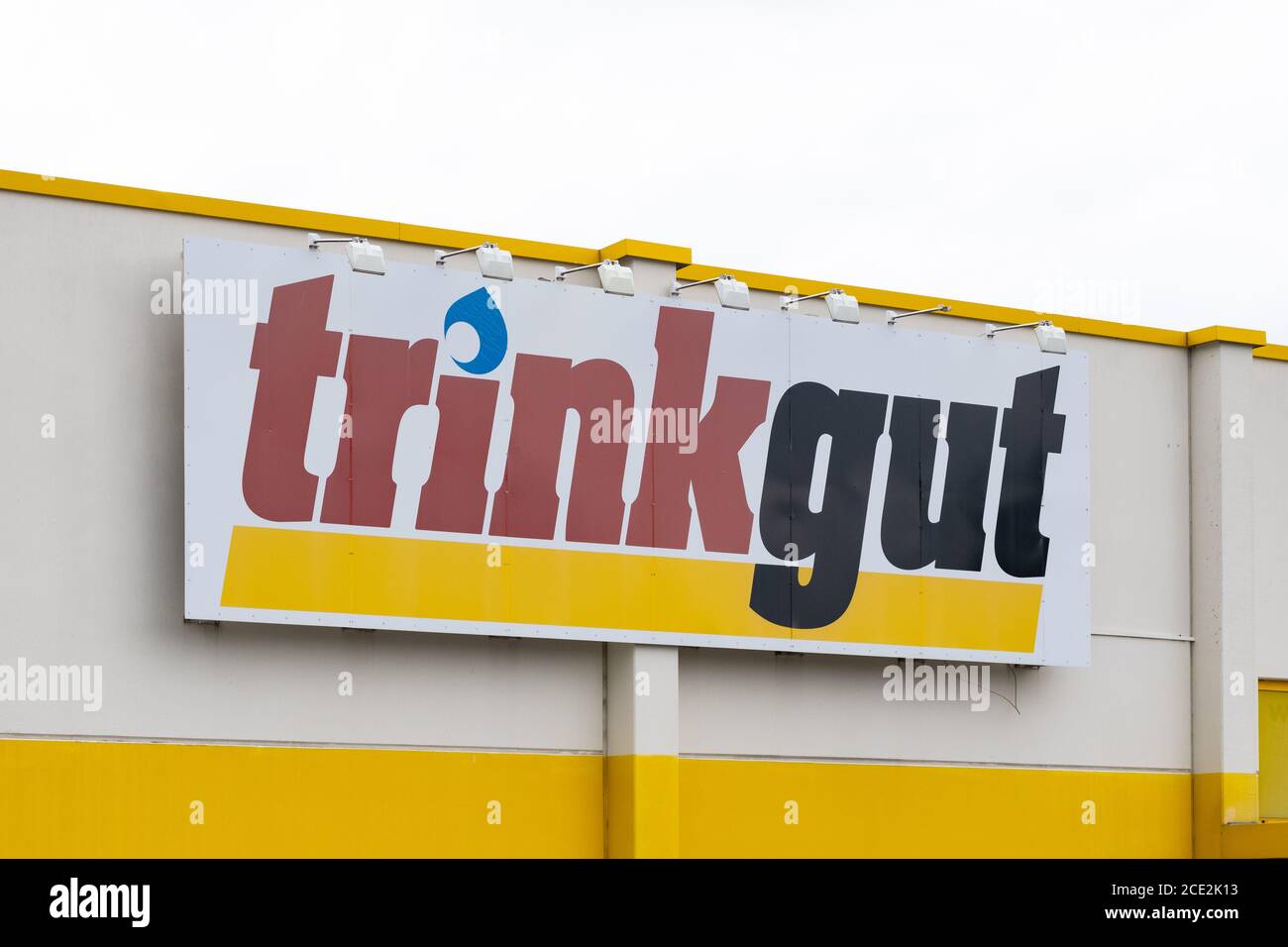 Marchio e logo di Trinkgut, specializzato in bevande, sopra il negozio di Idstein, Assia, Germania, Europa Foto Stock
