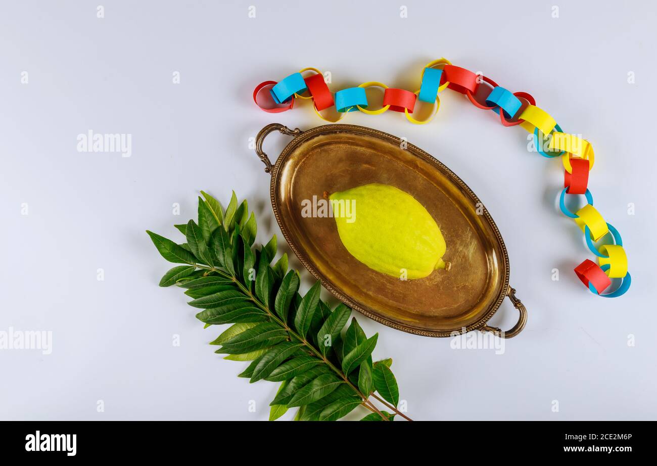 Festival ebraico di sukoth su carta colorata catena garland on specie lulav kippah Foto Stock