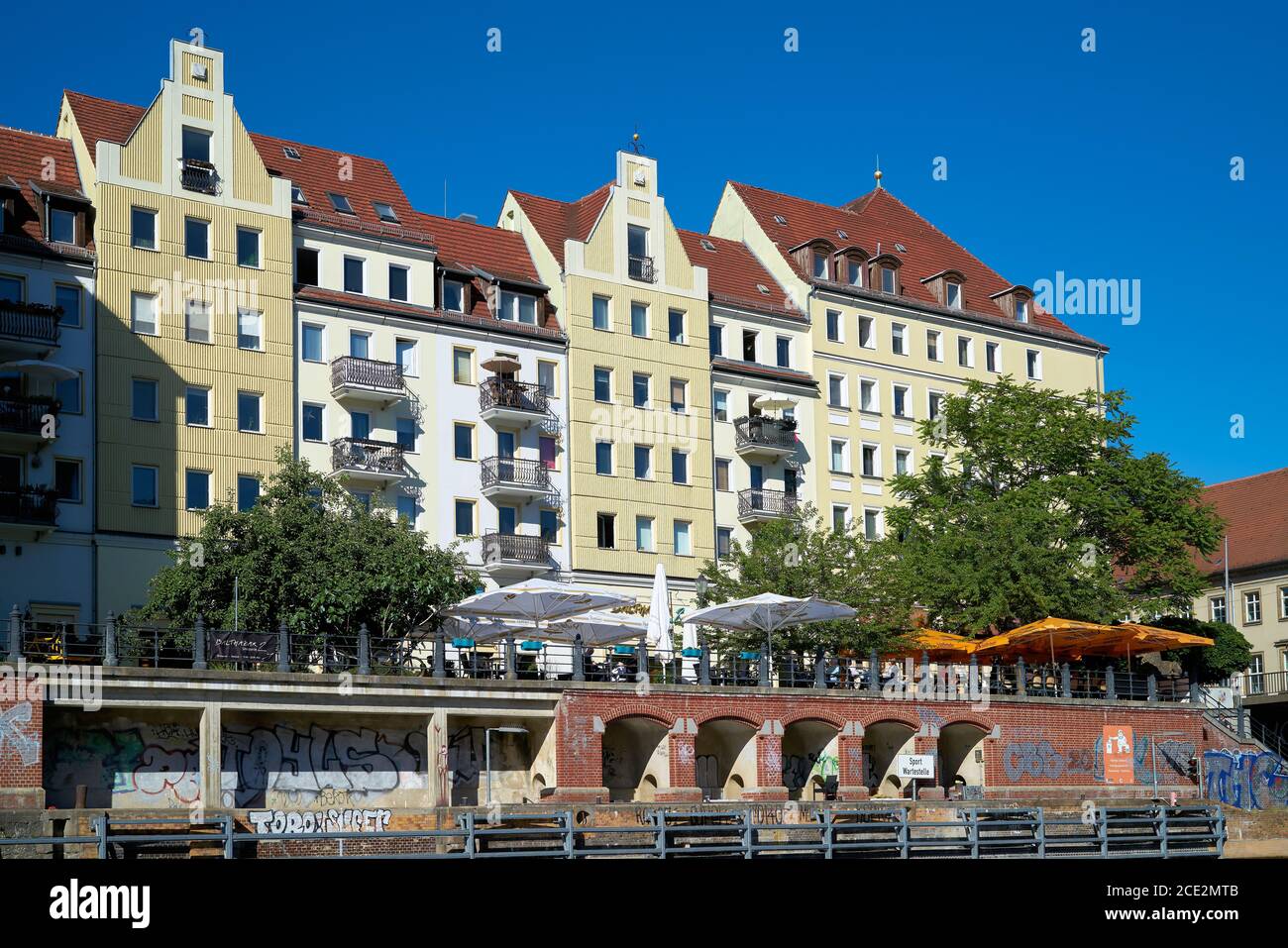 Il quartiere Nikolai di Berlino, popolare da molti turisti, visto dal fiume Sprea Foto Stock