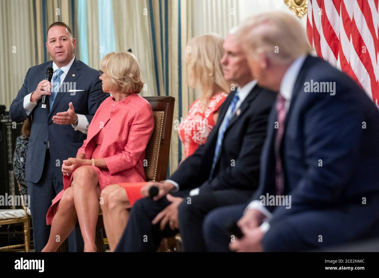 Il presidente degli Stati Uniti Donald Trump, a destra, ascolta le osservazioni di Christopher Glenn Neeley durante una tavola rotonda su Kids First: Ottenere i bambini americani in modo sicuro di nuovo a scuola nella Sala da pranzo di Stato della Casa Bianca 12 agosto 2020 a Washington, DC. Foto Stock