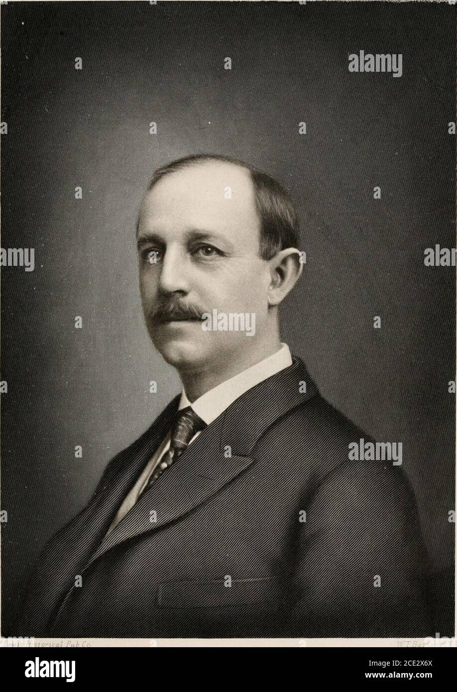 . Storia di Waterbury e della valle di Naugatuck, Connecticut . interessi commerciali tant. Elton è nato a Waterbury, nel giugno 30. 1865, figlio di Giacomo S. Elton, in questa opera si menzionedaltrove. Frequentò le scuole inglesi e classiche di Waterbury fino a quattordici anni, quando divenne studente alla St. Pauls School di New Haven e successivamente si laureò al Trinity College, dal quale si laureò con il theclass del 1888. Durante il periodo interventivo, che copre quasi tre decenni, è collegato con la società di ottone di wiich è ora Tlie Vice presidente e tr Foto Stock