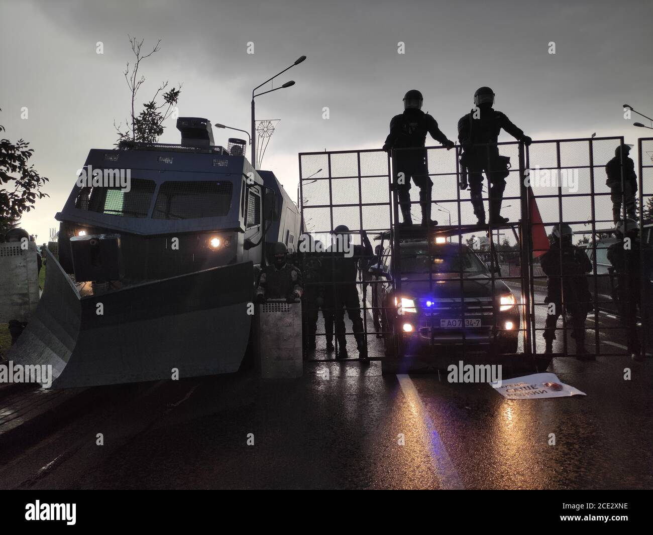 Minsk / Bielorussia - Agosto 30 2020: Polizia di rivolta che blocca la strada per i manifestanti con cannoni ad acqua, gabbie e scudi Foto Stock