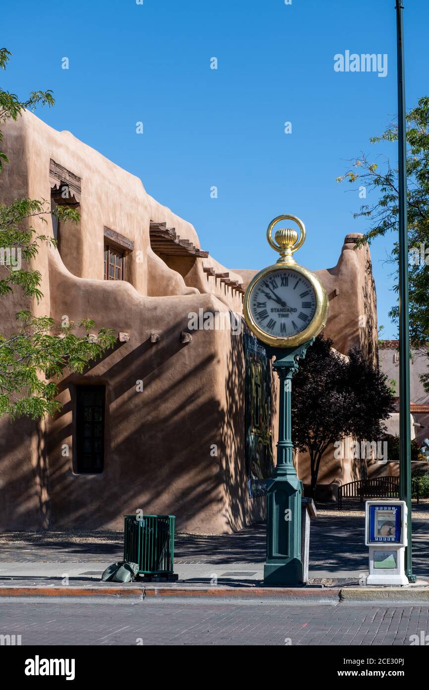 Angolo del centro città con il tempo standard pole a Santa Fe, New Mexico Foto Stock