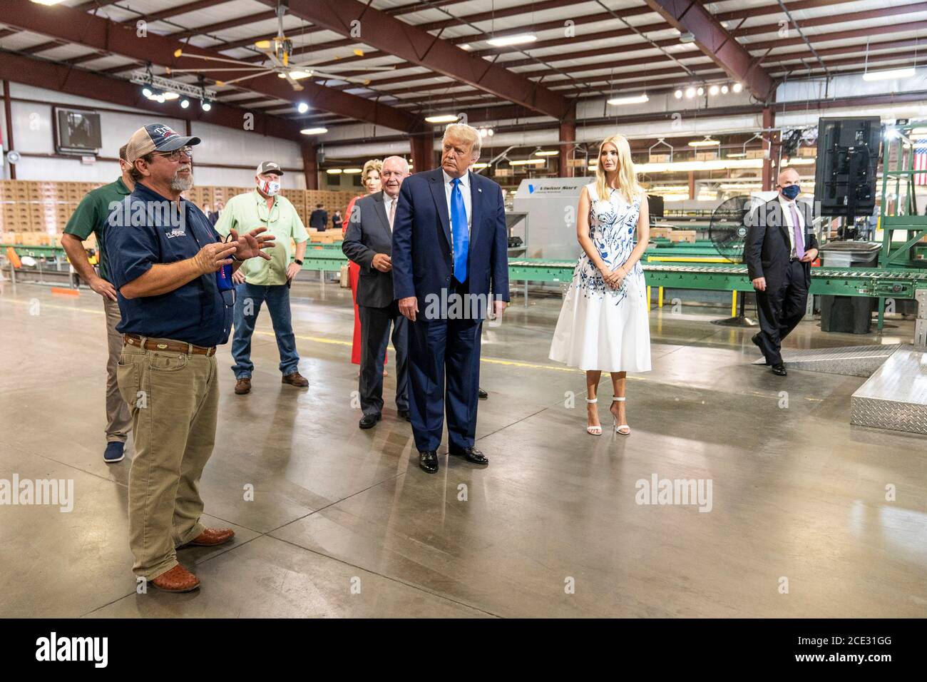 Il presidente degli Stati Uniti Donald Trump, Unito dalla prima figlia Ivanka Trump e dal Segretario dell'Agricoltura Sonny Perdue tours la linea di imballaggio a Flavor First Growers and Packers 24 agosto 2020 a Mills River, North Carolina. Foto Stock