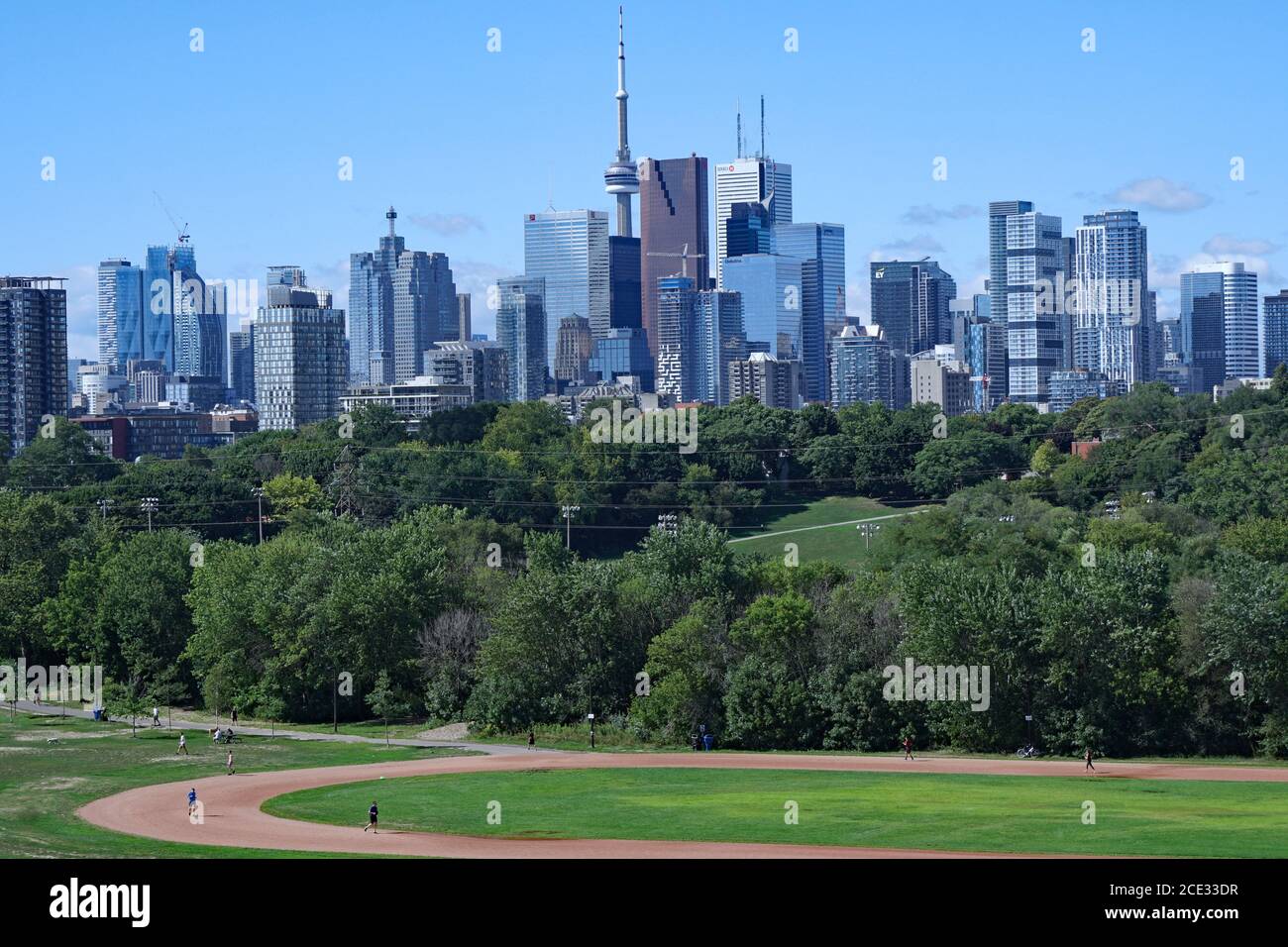 Lo skyline del quartiere finanziario di Toronto Downtown nell'agosto 2020 con Don Valley Park in primo piano Foto Stock