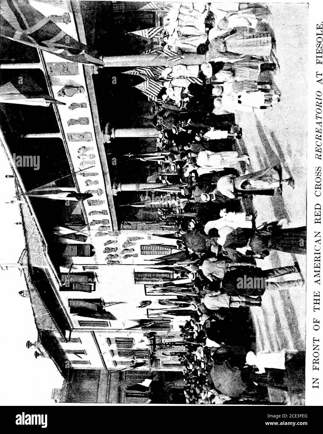 . La Croce Rossa americana nella grande guerra . o portare il messaggio pratico del popolo americano ad ogni soldato e ad ogni città, città, E Hamlet.During parte dei mesi di marzo e aprile, AmericanRed Cross agenti, viaggiando in automobili di giorno e di notte, effettivamente visitato più di duemila città andvillages. Cercarono le famiglie indigenti o bisognose di soldati, famiglie che mancavano di medicinali o cibo o vestiti, e fornirono immediatamente i loro desideri lasciando nelle manine delle autorità debitamente costituite fondi sufficienti per far fronte all'emergenza elociale. In questo lavoro la Croce Rossa aveva Foto Stock