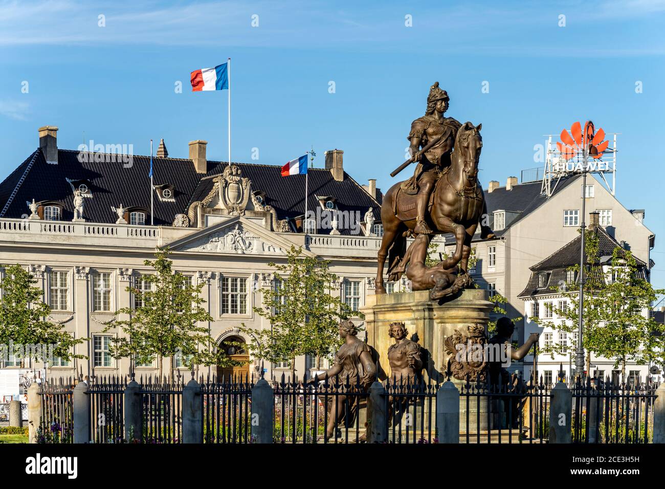 Reiterstandbild von König Christian V und Thotts Palais am Platz Kongens Nytorv, Kopenhagen, Dänemark, Europa | la statua equestre di Christian V. Foto Stock