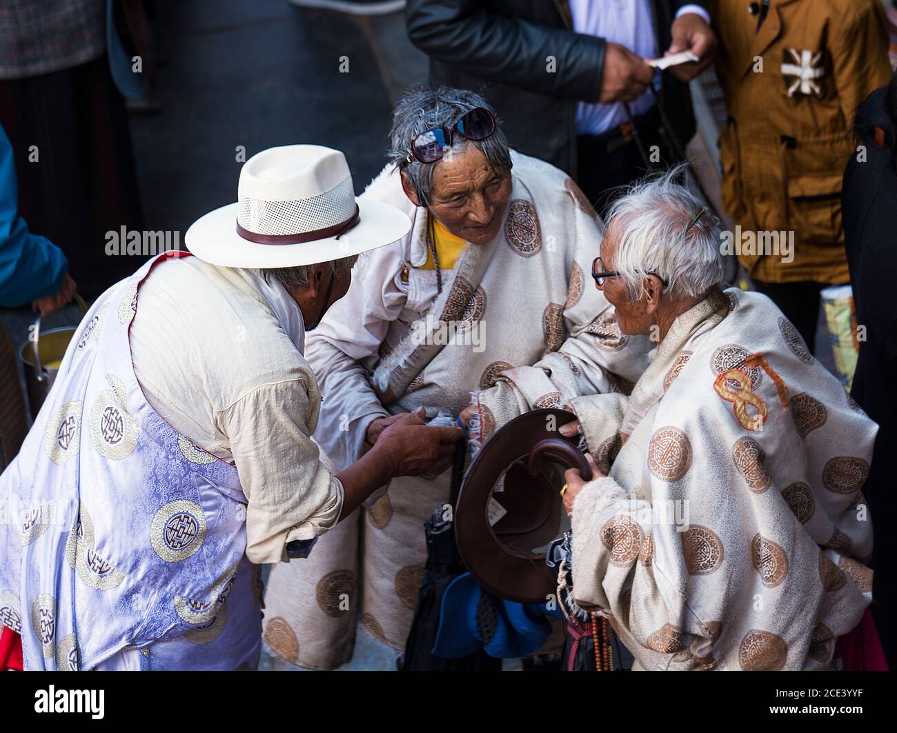 Tre vecchi amici si incontrano al tempio Ramovhe per il festival Saga Dawa, Lhasa, Tibet Foto Stock