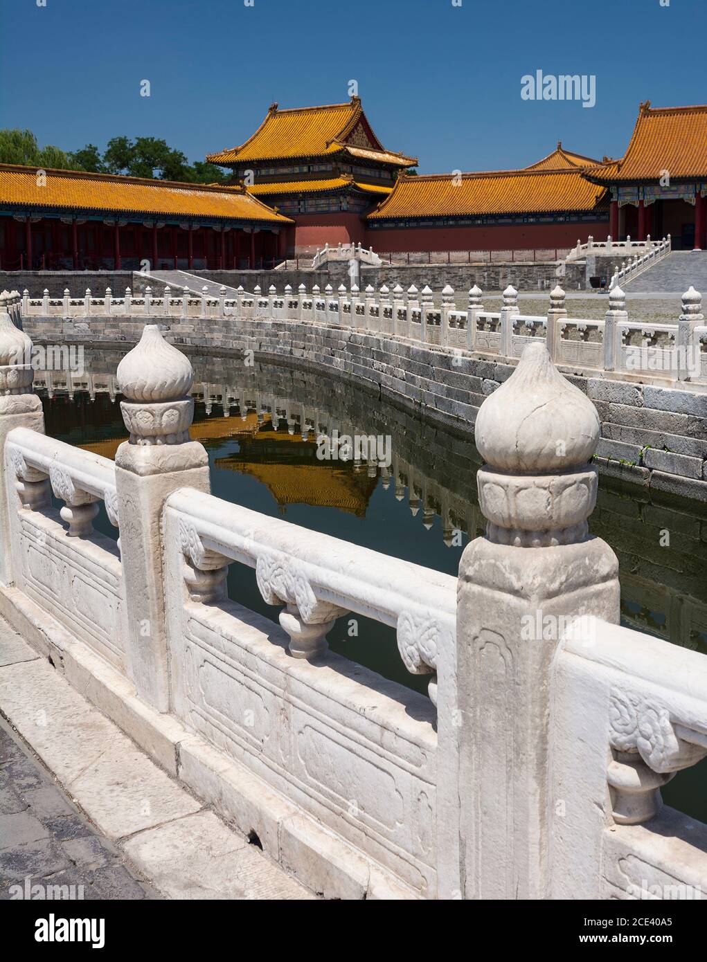 Le balaustre in marmo brillante che incorniciano gli stagni nella Città Proibita, Pechino, Cina Foto Stock