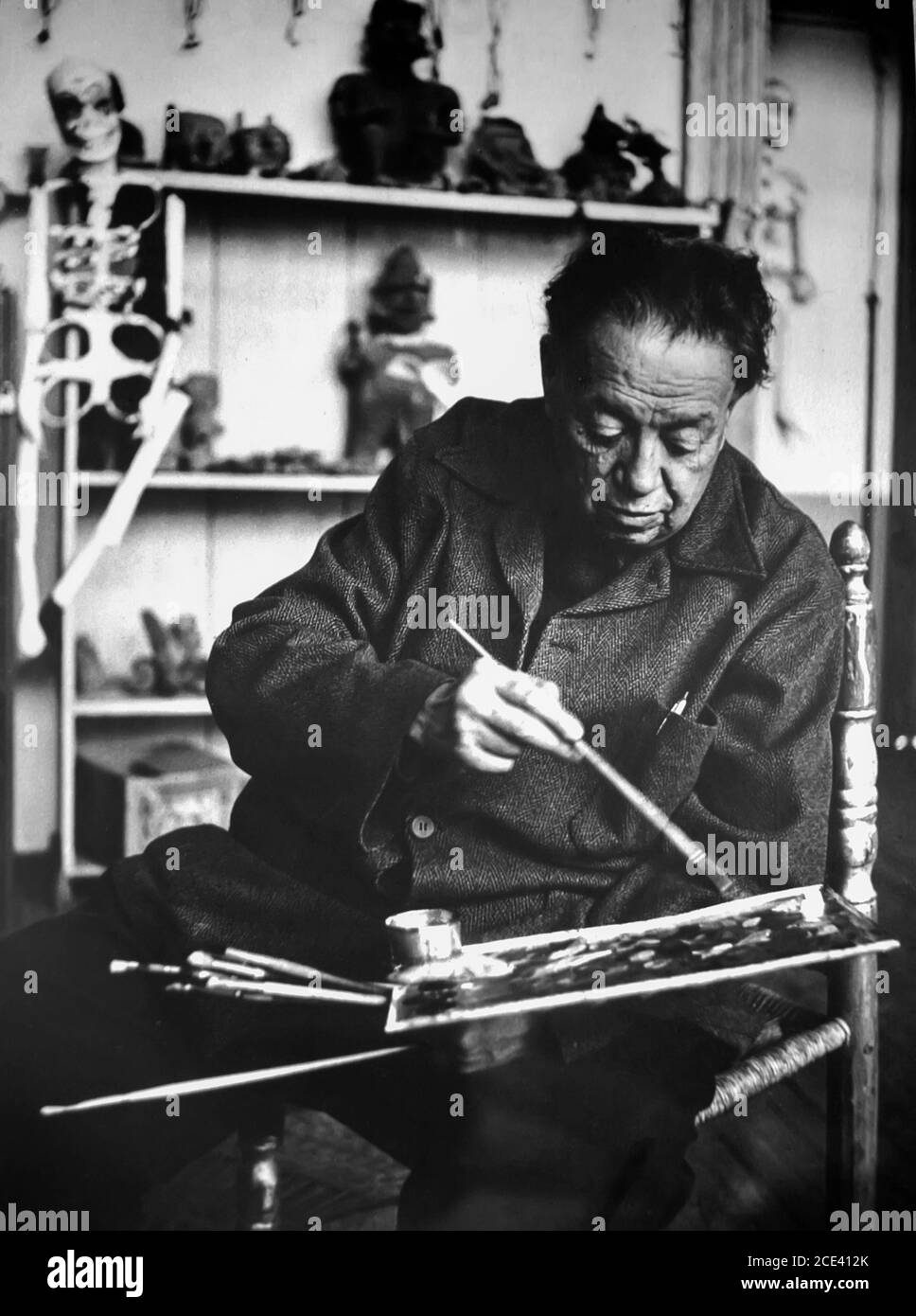 Fotografia in bianco e nero dell'artista Diego Rivera nel suo studio a San Angel inn, Città del Messico, Messico Foto Stock