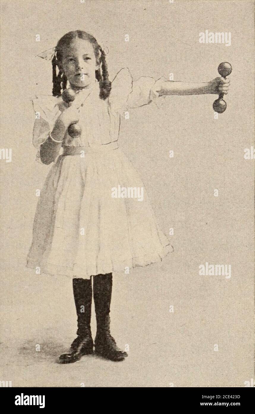 . Ginnastica scolastica con apparecchio di luce. Suonando campana al petto, lateralmente e ritorno, destra, una! 8-8.^ b. Piede!, avanti, su, clown, luogo. 8-8. Nota.- il passo avanti e l'aumento sui piedi come lezioni inprecedenti.[ c. Combini ! 8-8. f a. Alternate alzando le campane lateralmente e facendo clic, entrambi: 4. i i Z>. Piede!: Lato, posizione, torsione, posizione. 8-8.i c. Combini ! 8-8. Campane sulle anche - luogo! 5. Piegare il tronco lateralmente e fare clic sulle campane, a destra, una ! Quattro volte. Posizione ! 6. In avanti - Marzo ! (Riportare le campane al posto.) 7. Allungamento. 8. In esecuzione. 9. Respirazione - inizio! Quattro volte. Prima serie, Dumb-hells - ragazzi A. Foto Stock
