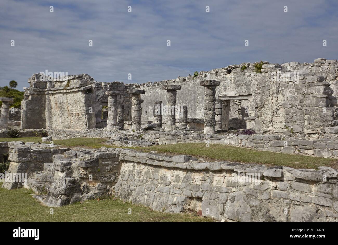 Resti di un piccolo edificio risalente alla civiltà Maya Foto Stock