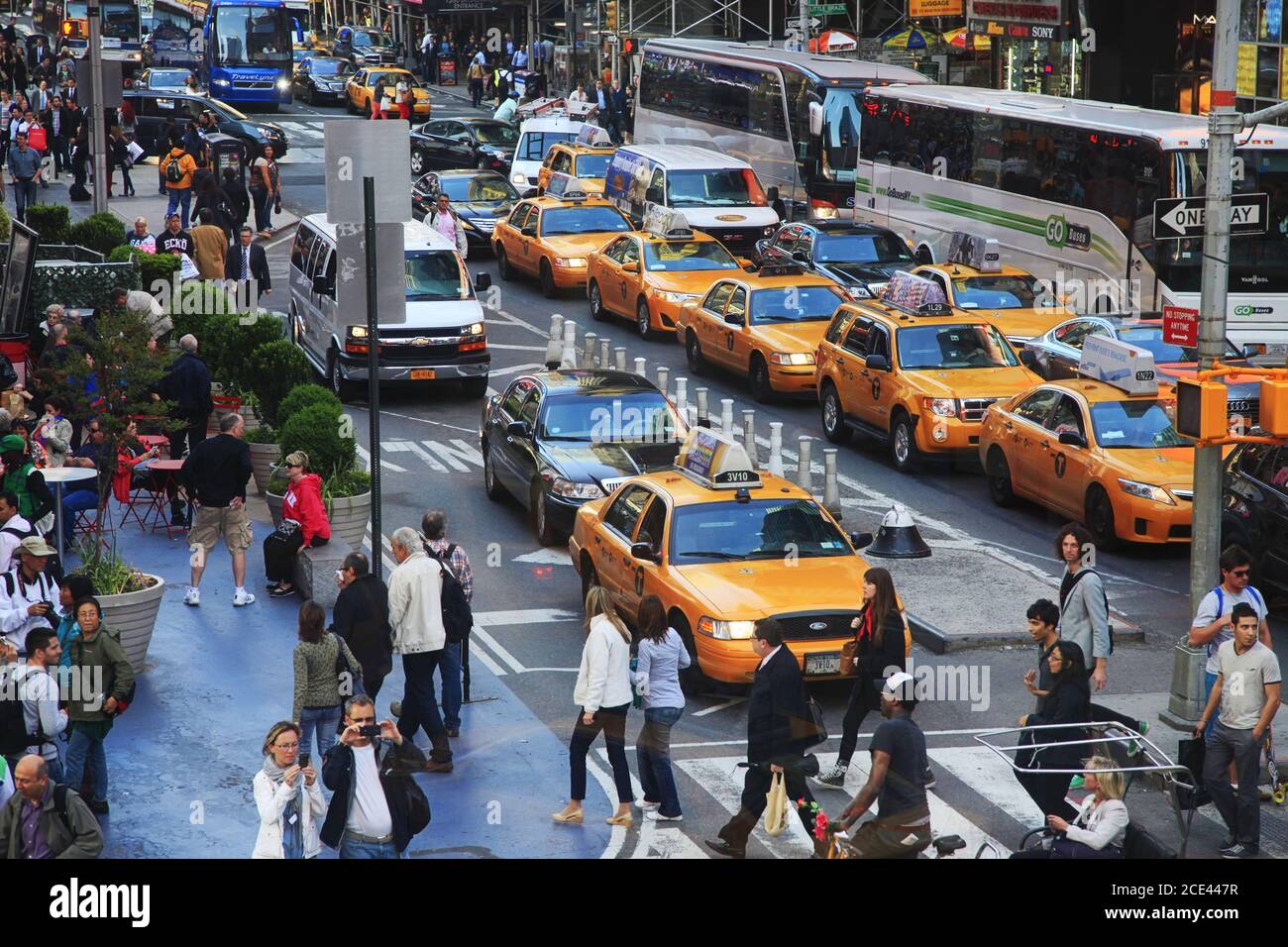 Times Square, in primo piano con i Teatri di Broadway e un enorme numero di cartelli a LED Foto Stock