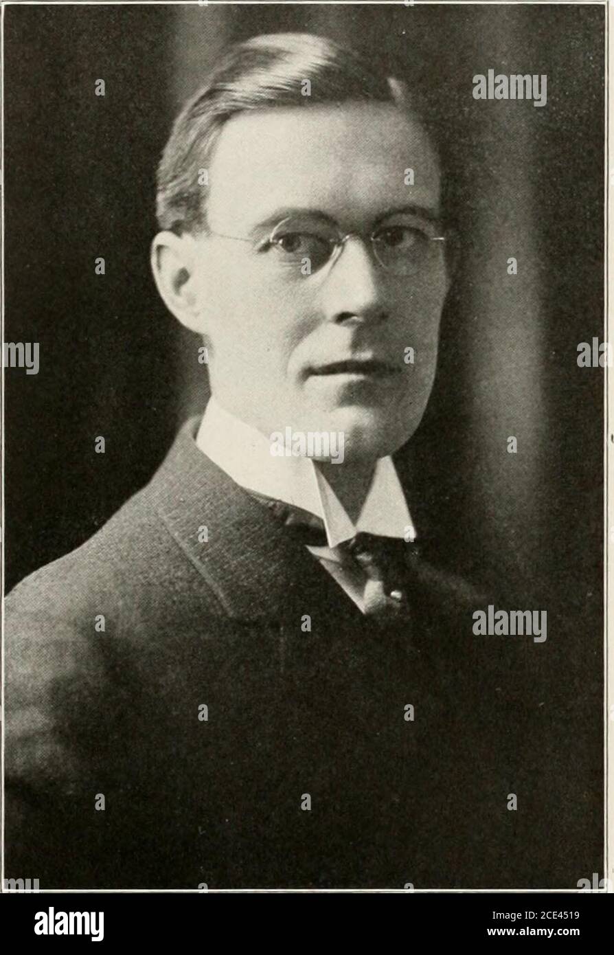 . Storia e persone del North Dakota; profili della storia americana. Lers del North Dakota, il padre che assicura un reclamo nella contea di Richland, nello stesso distretto in cui la casa di Hoel era localizzata. La famiglia Foss si stabilì in quella che è ora Eagle Township, mentre la famiglia Hoel fece la loro casa in quella che ora è conosciuta come Walcott Township. Themarriage di Einar Hoel e Hannah C. Foss si verificò nel 1881 e divennero i genitori di quattro bambini, di cui Seward 0. È il più anziano. Tre dei quattro vivono ancora, gli altri sono: Alfred, che è impegnato in agricoltura nella contea di Richland; e OLAF, che isnow engag Foto Stock