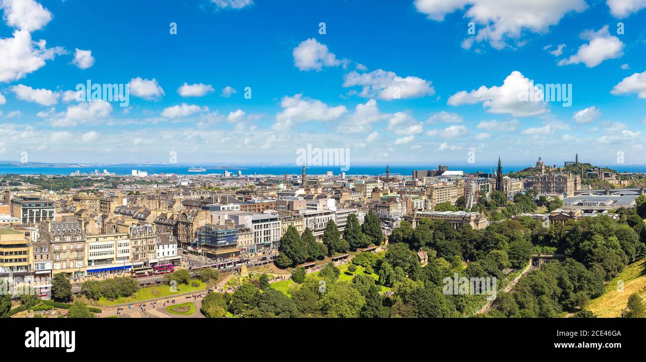 Vista panoramica aerea di Edimburgo in una bella giornata estiva, Scozia, Regno Unito Foto Stock