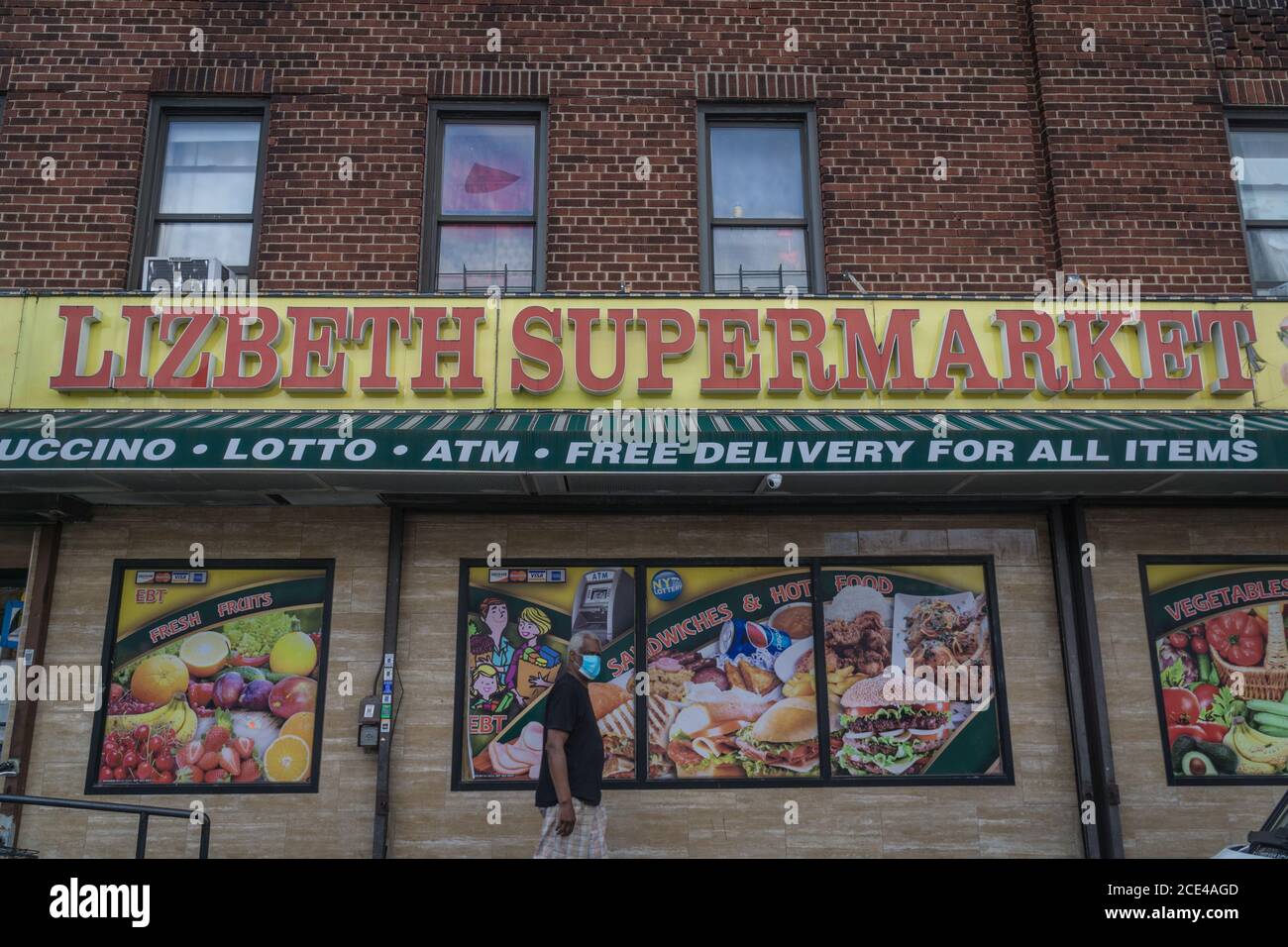 Bronx, Stati Uniti. 30 agosto 2020. Fernando Mateo della United Bodega Owners of America ha tenuto oggi una conferenza stampa al Lizbeth Supermarket 1702 Watson Ave nel Bronx dove una donna che si è rifiutata di indossare una maschera per entrare ha tirato fuori una merce machete e vandalized che costava al proprietario del negozio Wascar Soto circa 7,000 dollari danni. (Foto di Steve Sanchez/Pacific Press Credit: Pacific Press Media Production Corp./Alamy Live News Foto Stock