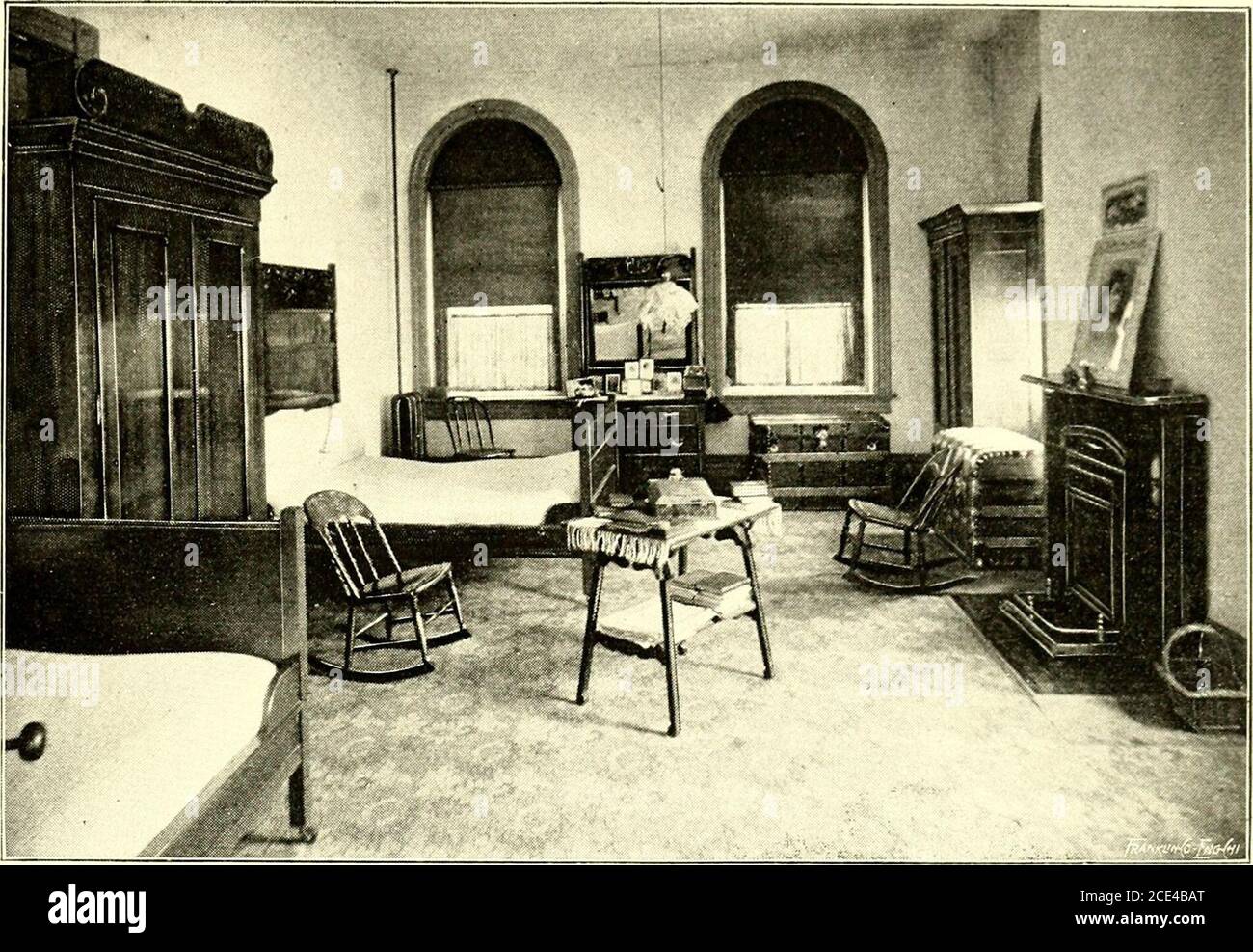 . Decimo Catalogo annuale e Annuncio dell'Istituto Agnes Scott . apkins, anello di tovagliolo, sei asciugamani, due borse da lavanderia, gossamer, ombrello, e un paio di scarpe di gomma. I fodera dovrebbero essere 35 x 22 pollici. Tutti gli articoli, compresi i bauli, devono essere chiaramente e in modo durevole contrassegnati con il nome del proprietario.la mancata osservanza di questo requisito causaresconfusione e perdita. Si invita i genitori a non gravare le figlie con la cura di gioielli di valore o armadio ancostoso. Bach outfit dovrebbe contenere, oltre agli abiti da scuola, un abito da strada e avvolge oflight e peso pesante. un veicolo elettrico semplice Foto Stock