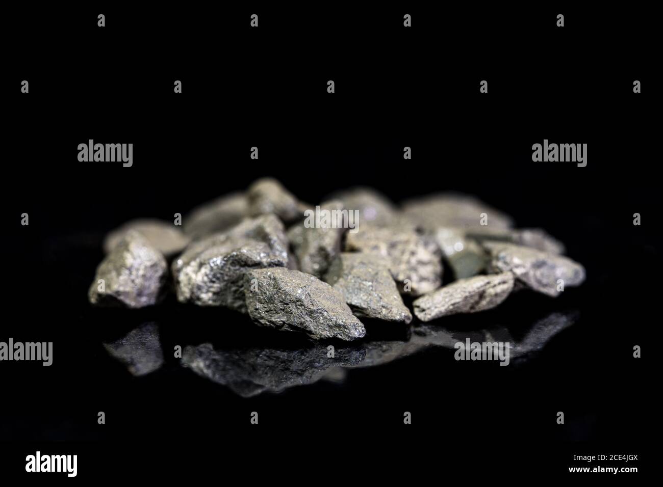 Stibnite o antimonite minerale, rocce grezze su sfondo nero, minerario e geologia, minerale Foto Stock