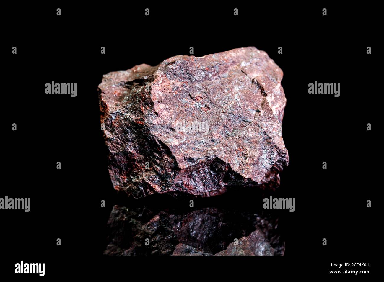 Ferro sangue o minerale di ferro rosso, roccia grezza su fondo nero,  minerario e geologia, grumi metallici Foto stock - Alamy