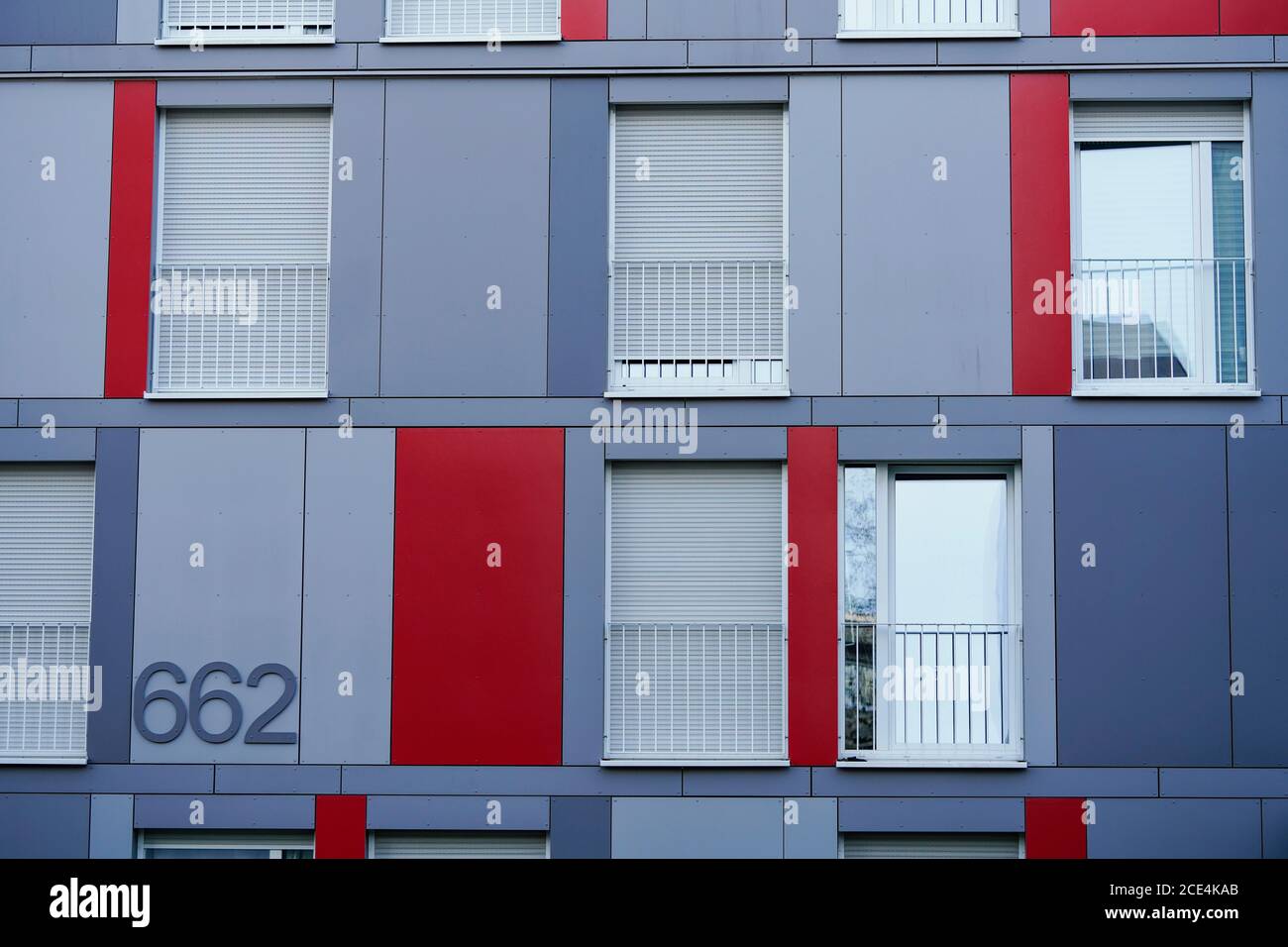 Heidelberg, Germania. 29 Agosto 2020. Finestre di un dormitorio studentesco a Neuenheimer Feld, chiuse con tapparelle. La grande pressione sugli studenti per trovare rifugio rapidamente prima dell'inizio del semestre non si è materializzata in molti luoghi quest'anno a causa della crisi della corona. Credit: Uwe Anspach/dpa/Alamy Live News Foto Stock