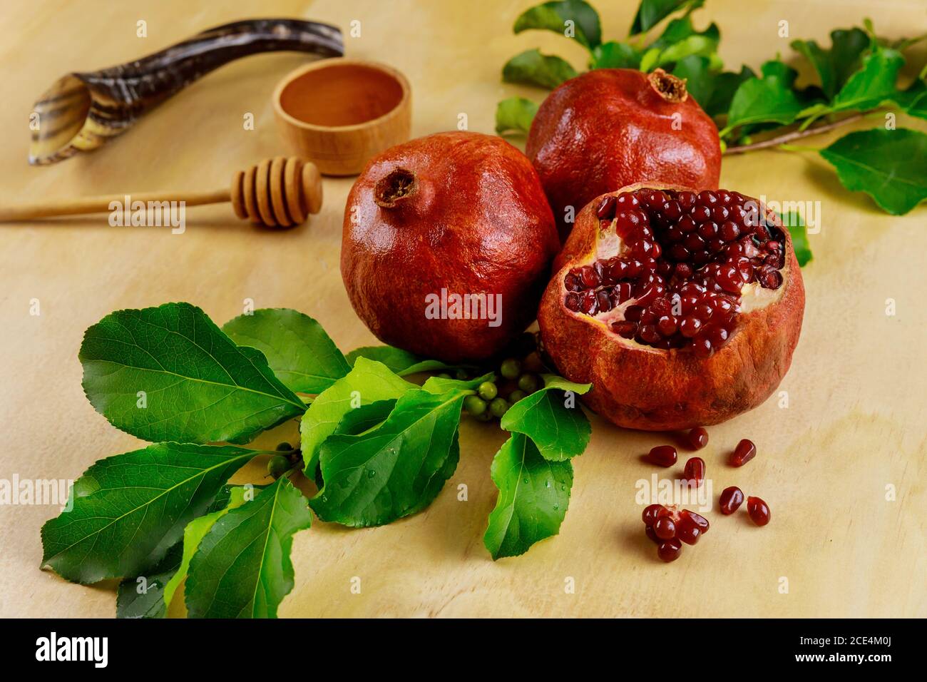Melograno e miele per Rosh Hashanah o Yom Kippur con corno. Foto Stock