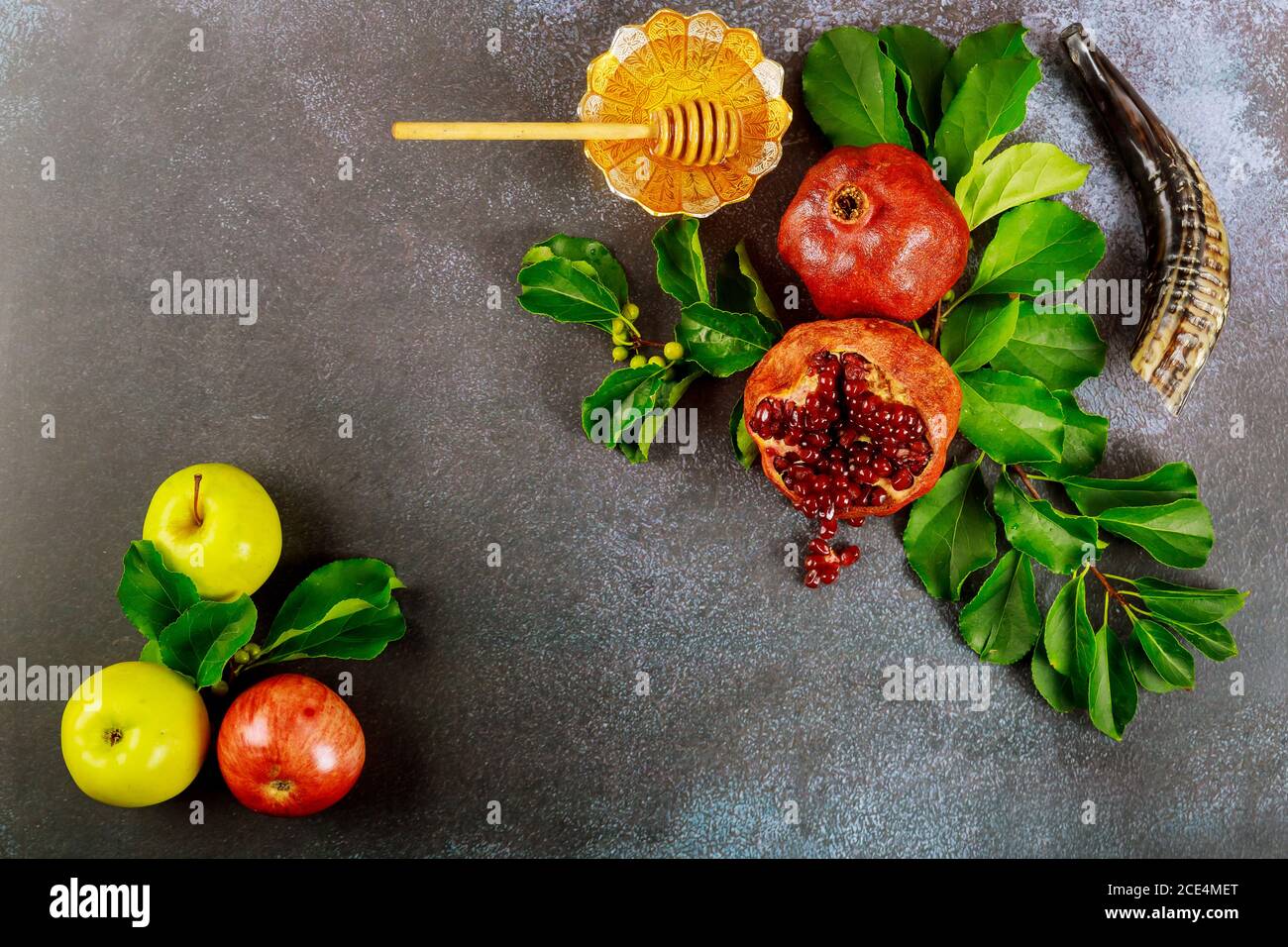 Mele, melograno e miele per Rosh Hashanah o Yom Kippur con corno. Foto Stock