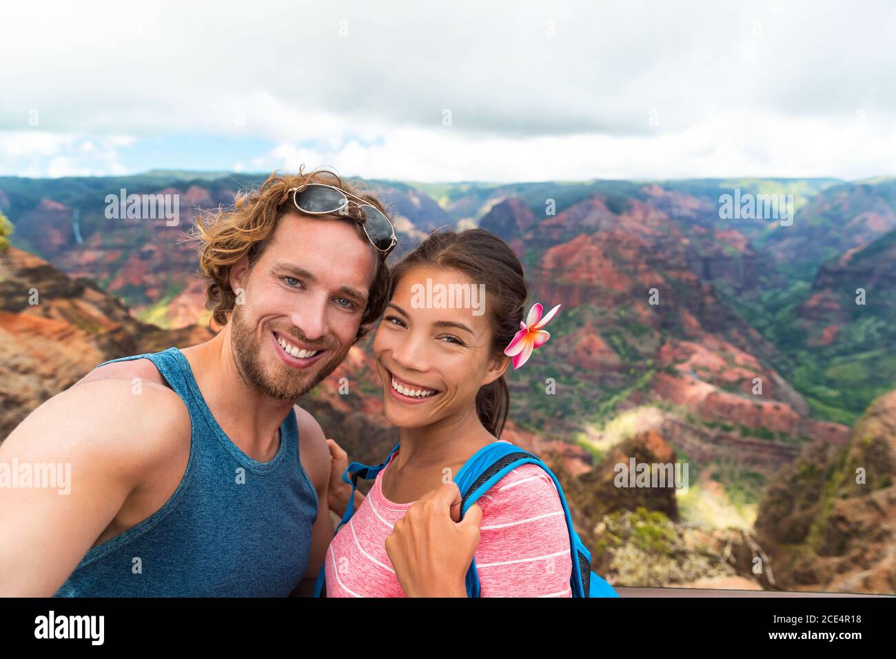 Coppie di selfie escursionisti in Waimea Canyon Hawaii escursione prendendo auto-ritratto foto con fotocamera telefono avendo divertente escursioni in montagna Kauai, Hawaii. Donna Foto Stock