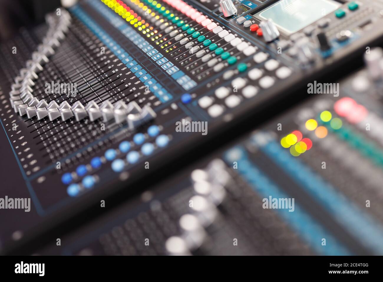 Primo piano della console di mixaggio audio digitale professionale. Messa a fuoco selettiva. Foto Stock