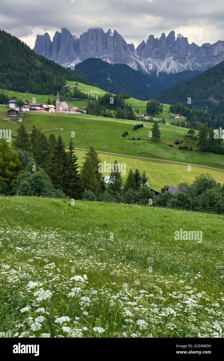 Villaggio di Santa Magdalena e chiesa sulla montagna italiana Alpi dolomitiche Foto Stock