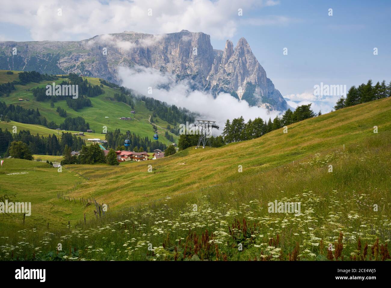 Lo Sciliar massiccio dello Sciliar montagna sulle alpi italiane Dolomiti con le funivie passando da Foto Stock