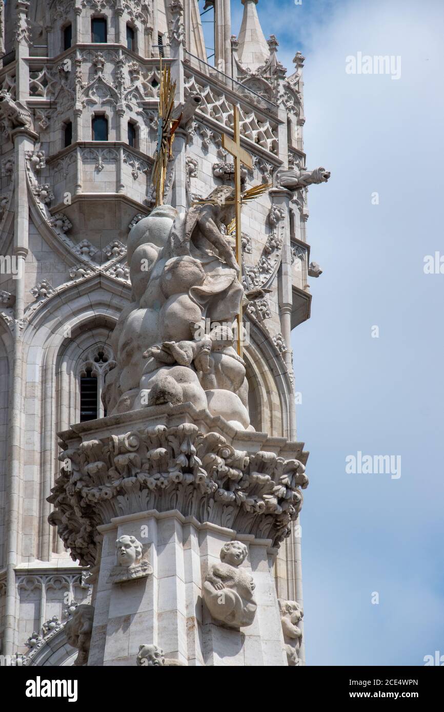 Le colonne mariane sono monumenti religiosi che raffigurano la Vergine Maria sulla sommità, spesso costruiti in ringraziamento per la fine di una peste (colonne peste) o fo Foto Stock