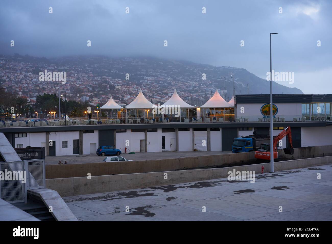 Vista dalla passeggiata di un ristorante e la città di Funchal in Madeira Foto Stock