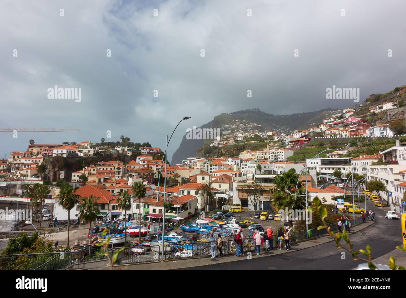 Vista di Câmara de Lobos in Madeira con Capo Girao sullo sfondo Foto Stock