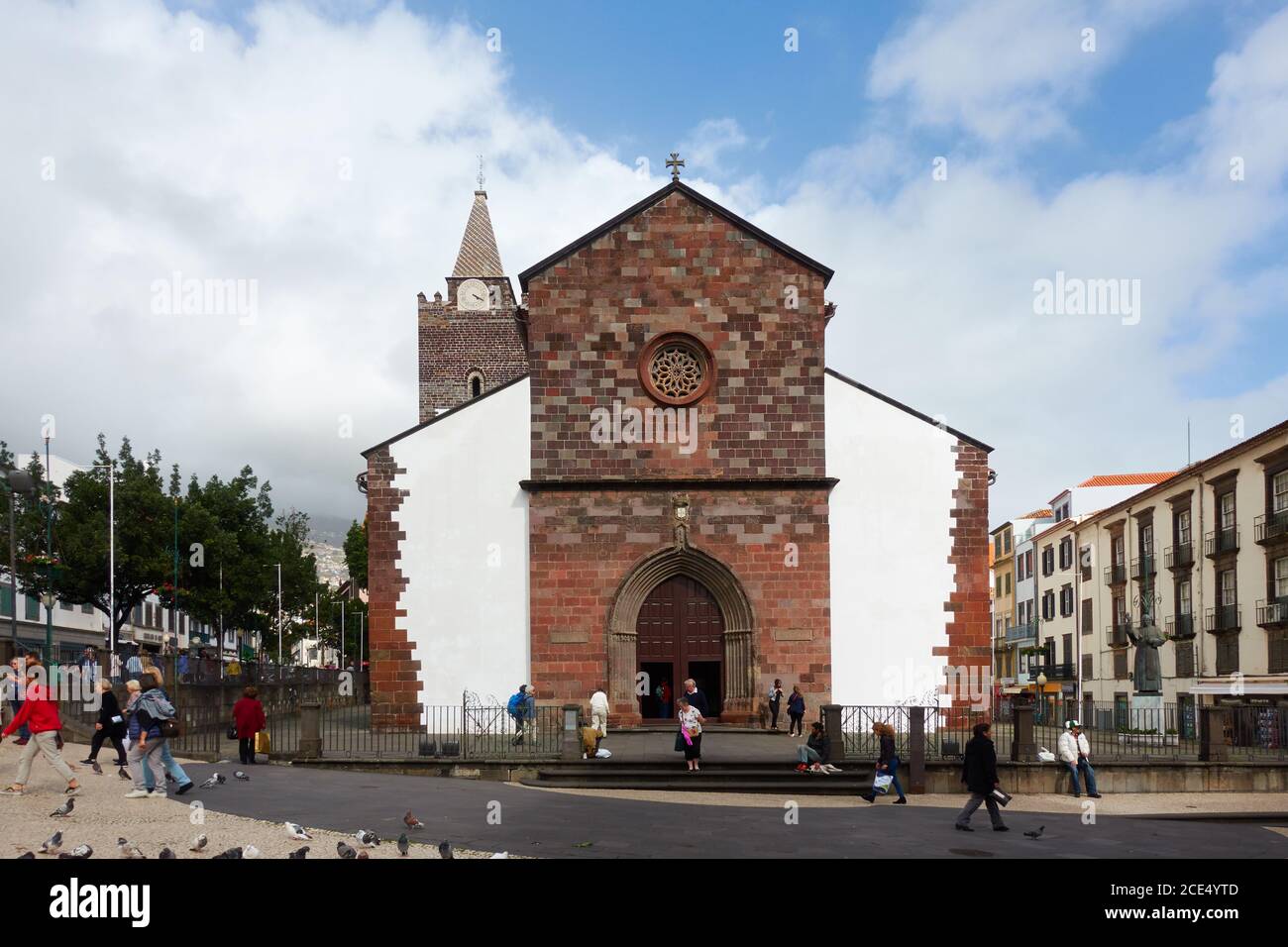 Funchal chiesa cattedrale visto dalla strada a Madera Foto Stock