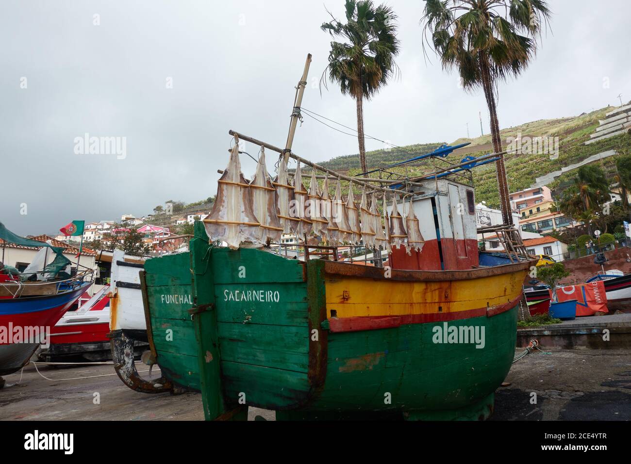 Barca da pesca Sa Carneiro con baccalà alla essiccazione Foto Stock