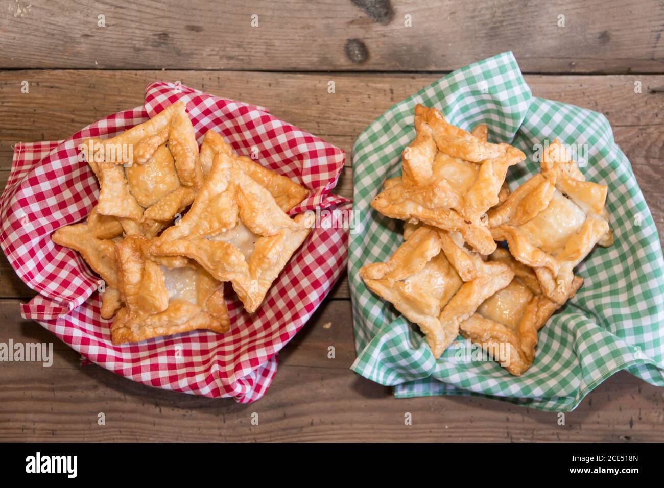 Pasta fritta con mela cotogna e batata tipica del sud america gastronomia Foto Stock