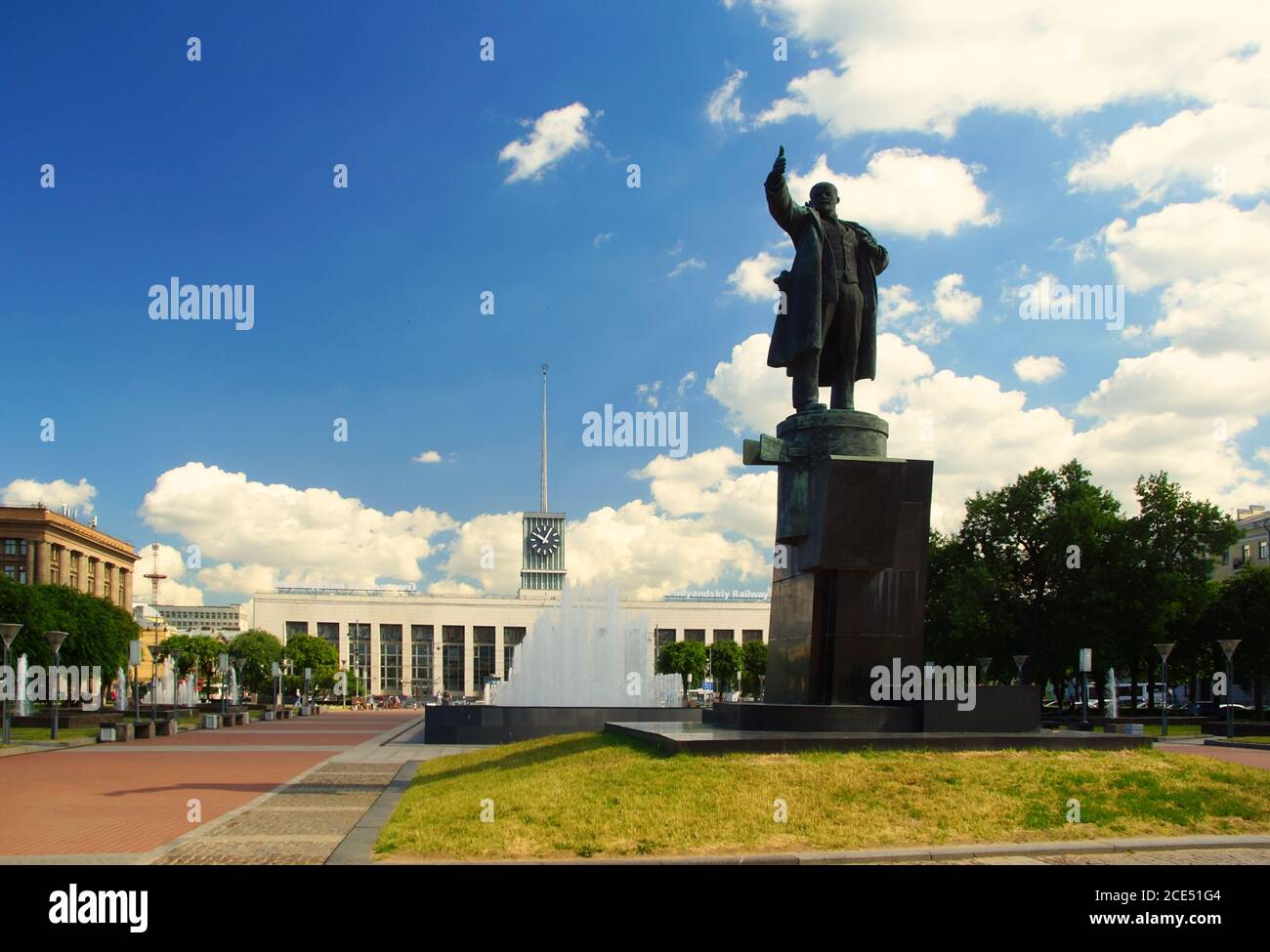 Giornata estiva e un'interessante escursione in città, Piazza Lenin Foto Stock