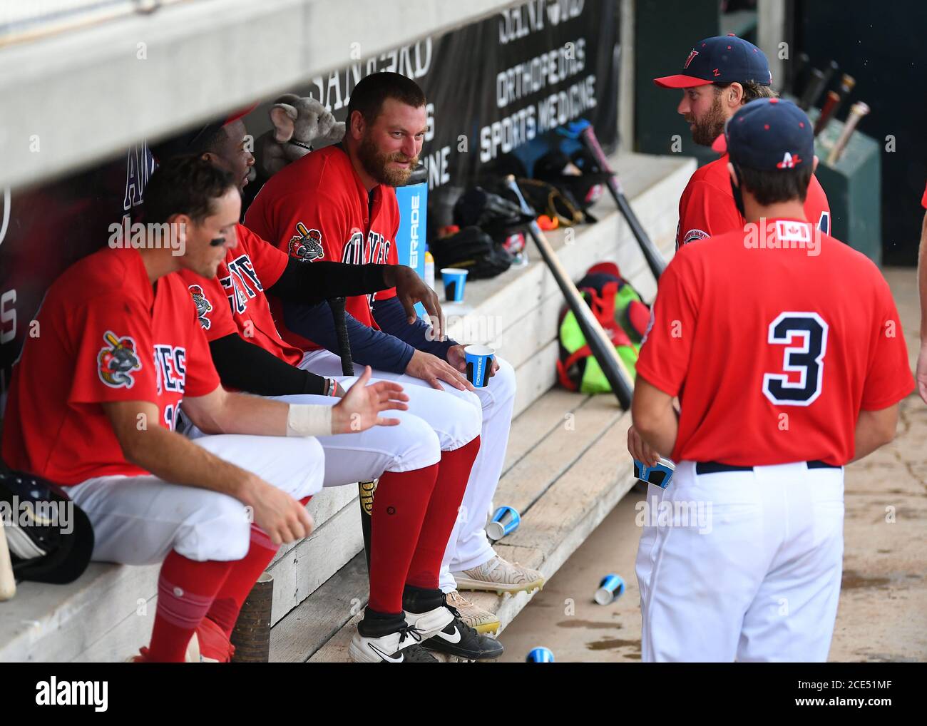 30 agosto 2020: I giocatori di Winnipeg nel dugout durante la partita di FM Redhawks contro il Winnipeg Goldeyes in American Association Professional baseball al Newman Outdoor Field di Fargo, ND. I Redhawks hanno vinto 6-2 per la loro ottava vittoria. Foto di Russell Hons/CSM Foto Stock