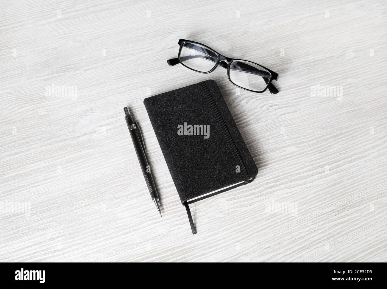 Notebook, bicchieri e matita Foto Stock