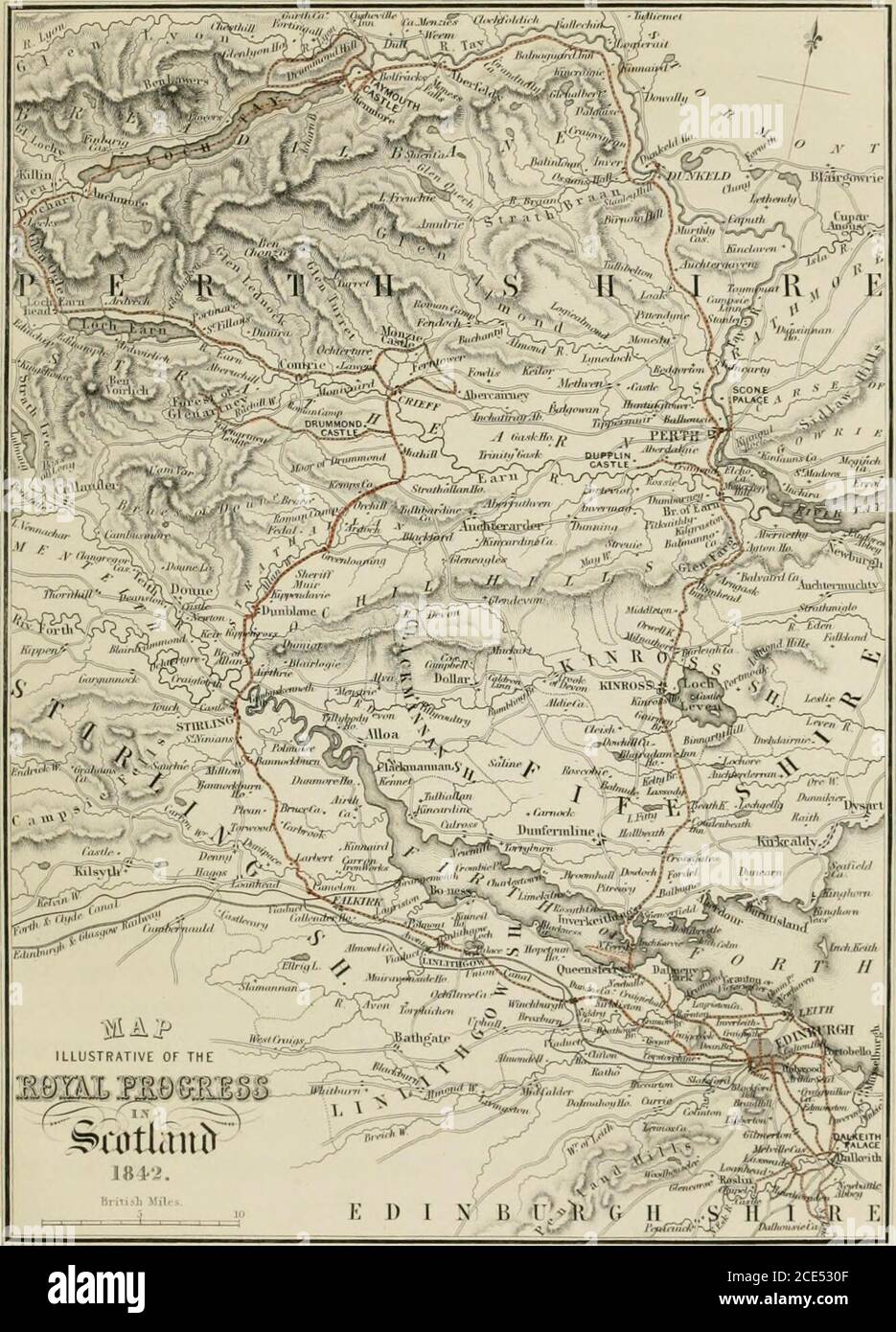 . Memoriale del progresso reale in Scozia . ALOUS come erano gli abitanti di Edinburo-h a doonour ai loro monarchi nel tempo vecchio, eirresistibilmente come quelle varie visit reali occupiedthem durante i periodi in cui hanno avuto luogo,la loro memoria è stata sepolta a lungo in quelle recesse buie e polverose a cui tali vecchi records areusualmente condannati, e sono solo ora trascinati avanti dalla mano di ricerca dell'antiquario. Ahimè! Quella della Regina Vittoria, tanto recentlypresent a noi, riempiendo i nostri cuori di gioia, e le nostre voci di lealtà, è già tanto questione di storia, e tanto ahi Foto Stock