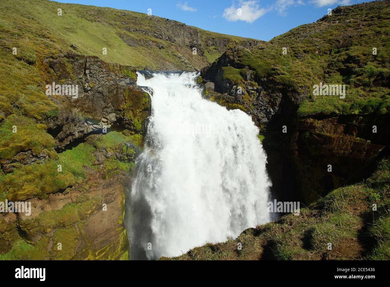 Un'affascinante escursione estiva in Islanda, nel paese di vulcani, montagne, ghiacciai e cascate Foto Stock