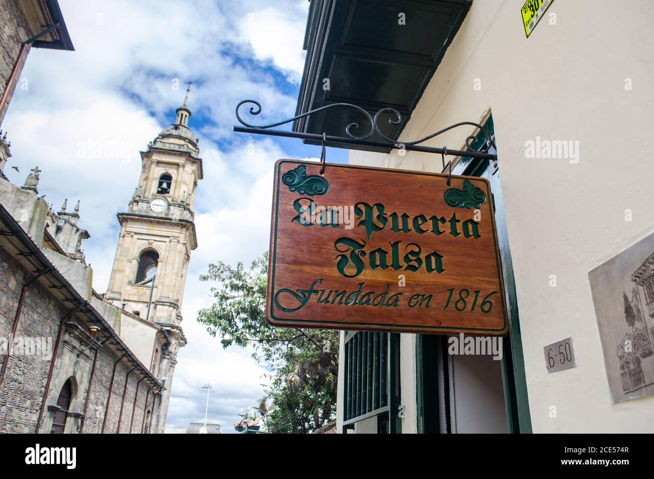 Vista sulla Chiesa Candelaria e l'ingresso al ristorante la Puerta Falsa, nel centro storico di Bogotà Foto Stock