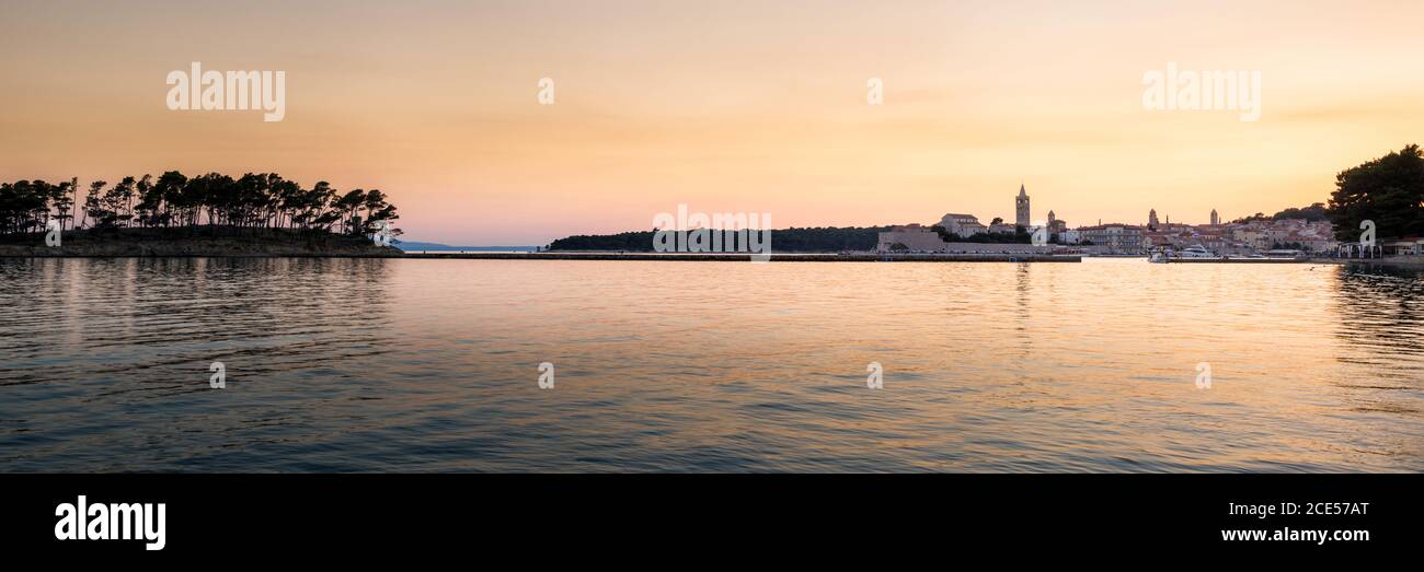 CXity di Rab sull'isola in Croazia al tramonto Foto Stock