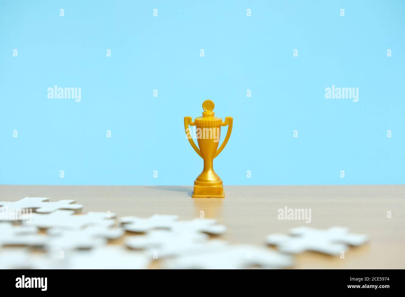 un trofeo d'oro si trova tra una pila di puzzle Foto Stock