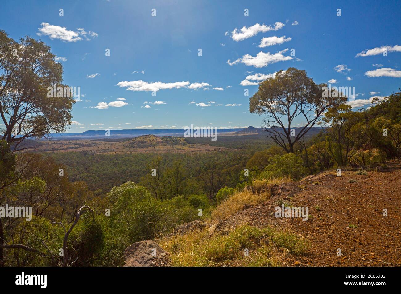 Paesaggio di colline e vaste foreste di eucalipti vista dall'alto Punto di osservazione all'estremità meridionale della valle dell'Arcadia nel Queensland centrale Australia Foto Stock